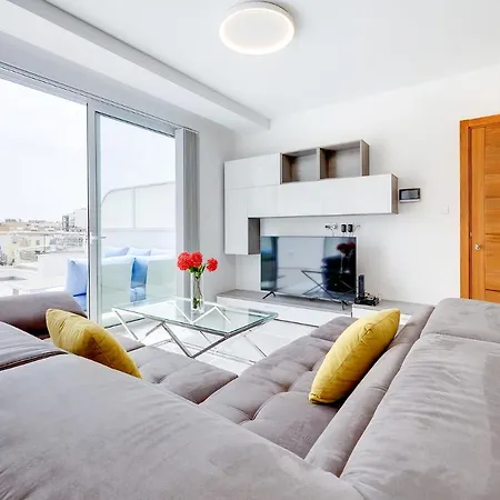 Fabulous Penthouse Close To St George's Bay Apartment *