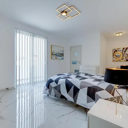 Fabulous Penthouse Close To St George's Bay