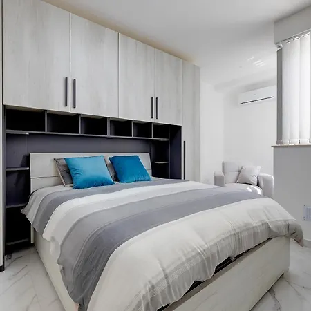 Fabulous Penthouse Close To St George's Bay Apartment *