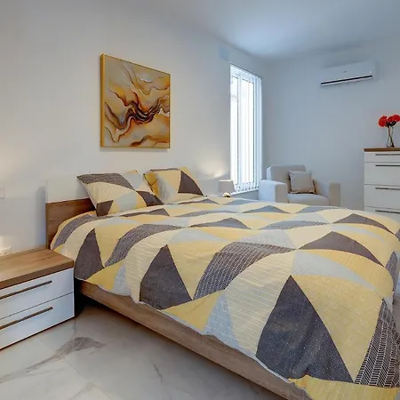 Fabulous Penthouse Close To St George's Bay Saint Julian's