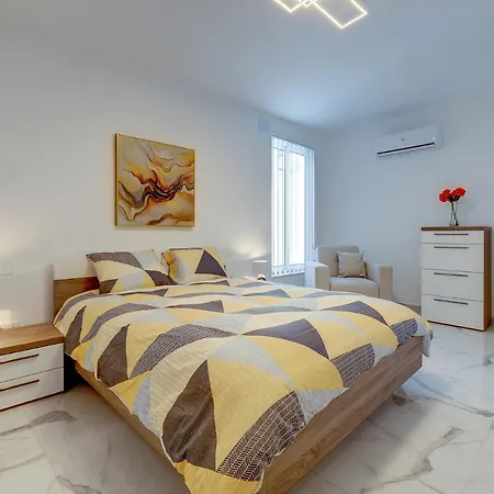 Fabulous Penthouse Close To St George's Bay
