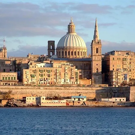 Fabulous Penthouse Close To St George's Bay